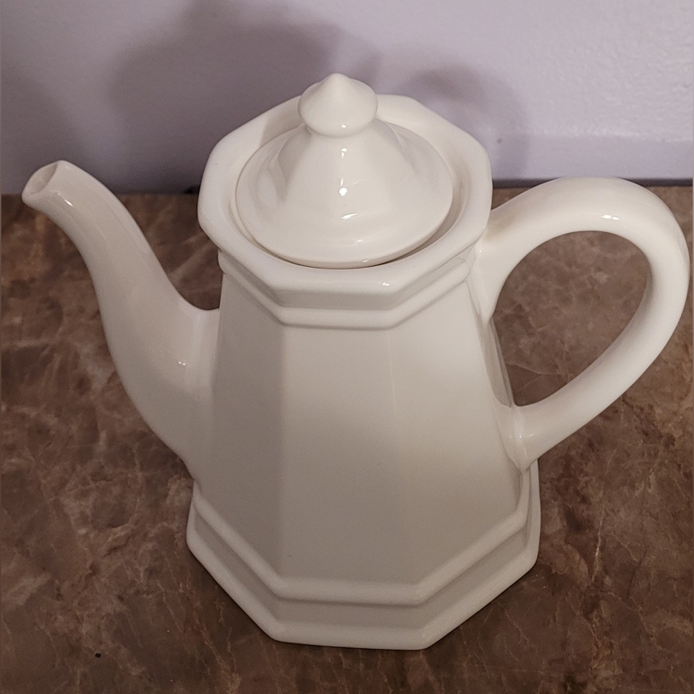 Pfaltzgraff "Heritage" White Coffee/ Teapot - Picture 2 of 15